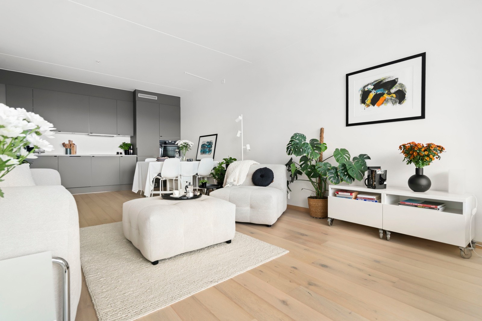 Stue og kjøkken er samlet i en sosial og funksjonell løsning som passer godt både til hverdagsliv og hyggelige sammenkomster. Galleribilde