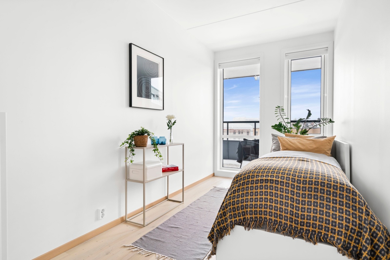 Rommets størrelse og utforming gir fleksible møbleringsmuligheter, og gjør det enkelt å tilpasse etter behov og livssituasjon. Galleribilde