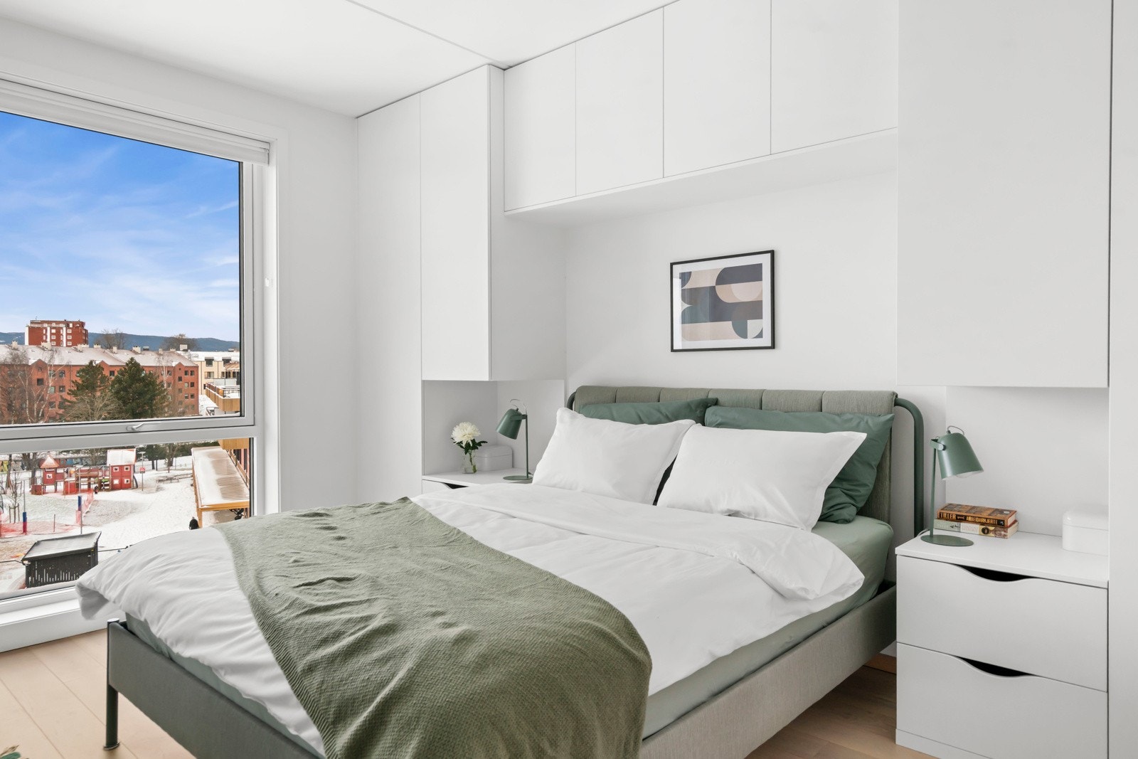 Rommet har en ryddig utforming som gjør det enkelt å innrede, og gir gode forutsetninger for en komfortabel og avslappende sone i hverdagen. Galleribilde