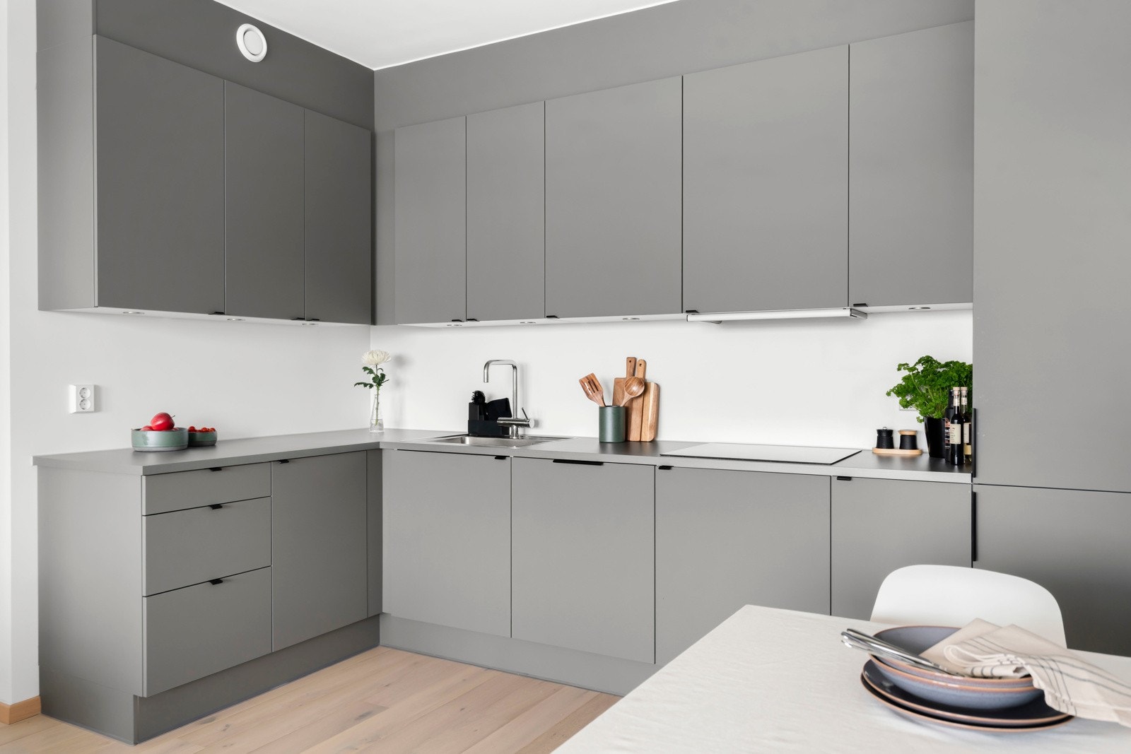 Det er belysning via downlights under overskap, og kjøkkenet har opplegg for platetopp, oppvaskmaskin, stekeovn og kombi kjøl/frys. Galleribilde