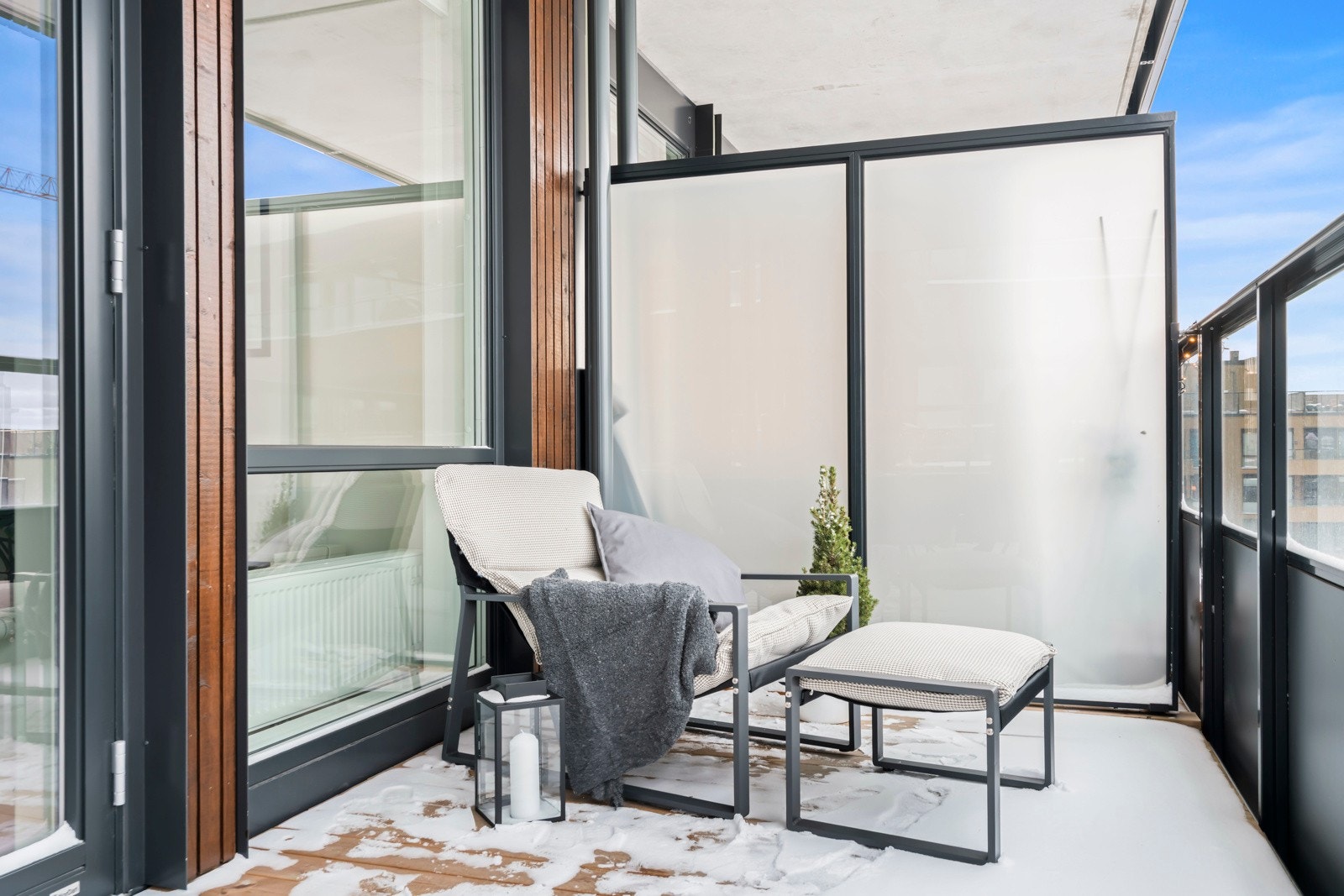 Det bør nevnes stor balkong, Lumanders Hage som kan by på et flott og frodig gårdsrom, solrike takterrasser, balansert ventilasjon og mer. Galleribilde