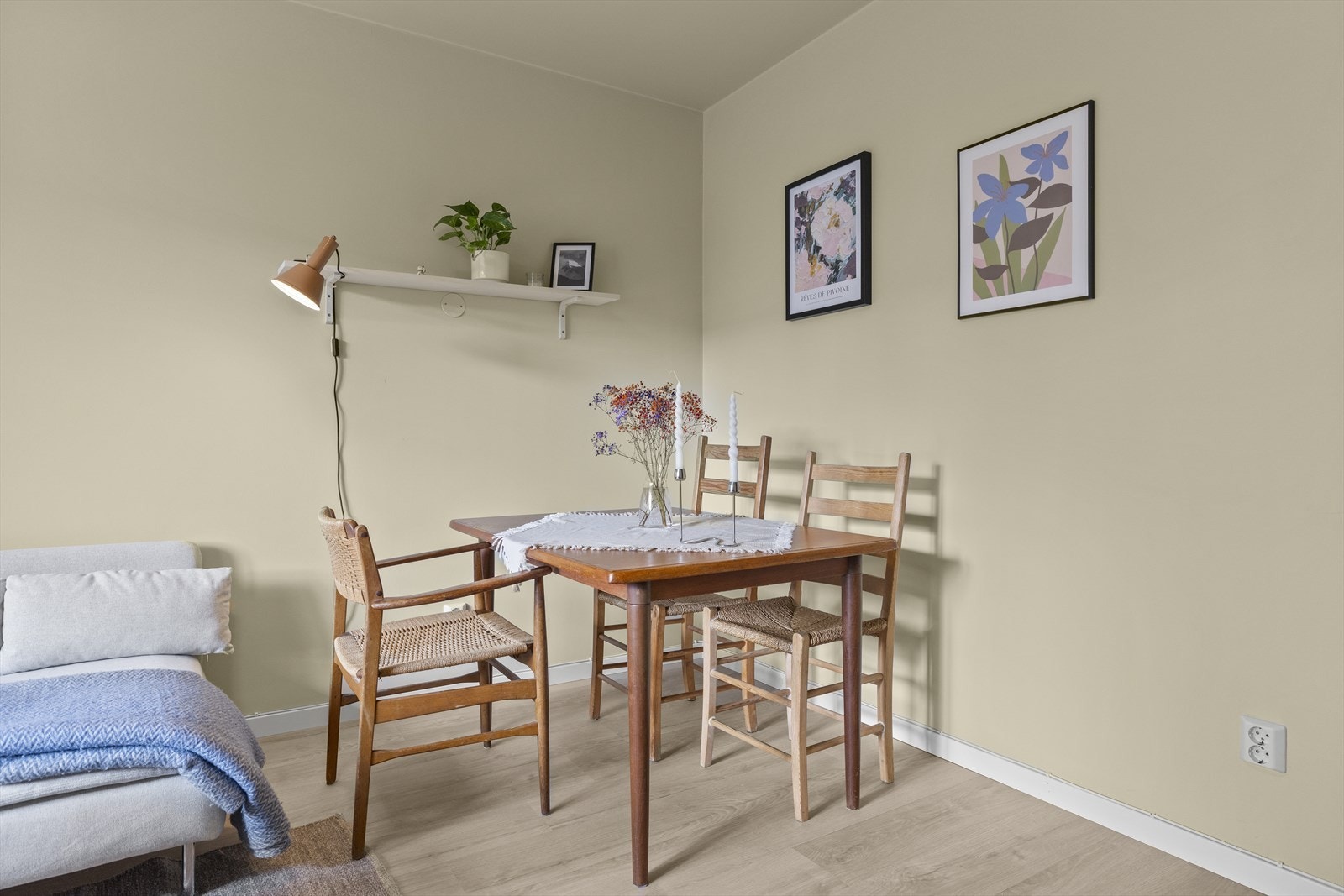 Spisebordsgruppen finner sin naturlige plass i rommet, og man kan enkelt invitere venner og familie til middag. Galleribilde