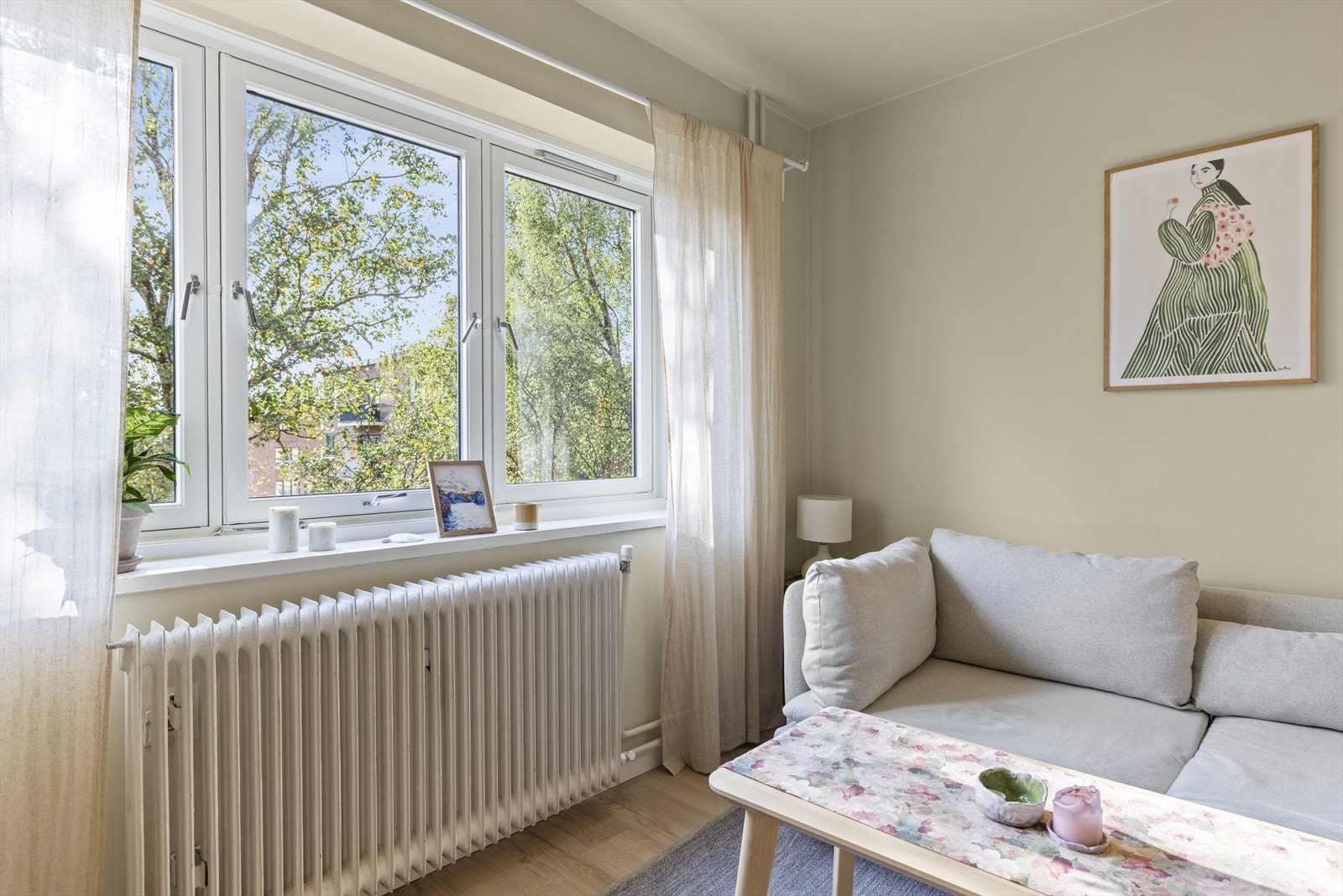 Store vindusflater sørger for godt med naturlig lys og gir rommet en behagelig og god atmosfære å oppholde seg i. Galleribilde