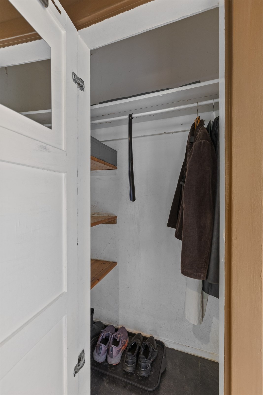 Lys entré med plass til oppbevaring av yttertøy og sko. Kott i entre. Galleribilde