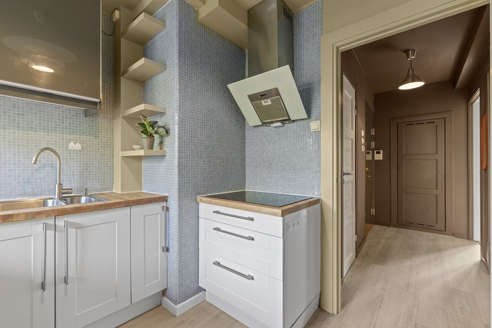 Oppvaskmaskin, induksjonstopp, stekeovn, nytt kjøl/fryseskap. Hvitevarene medfølger salget. Galleribilde