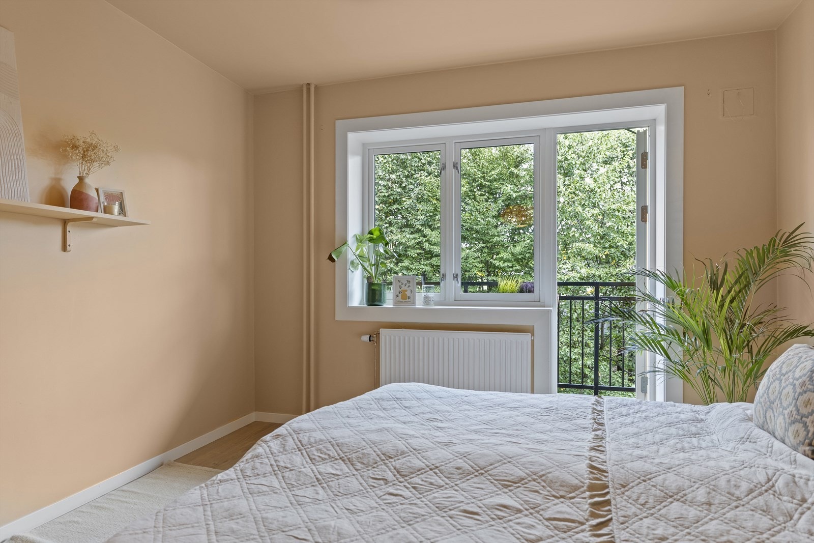 Det er utgang til en koselig balkong fra 2012 på 9 m² fra soverommet. Galleribilde