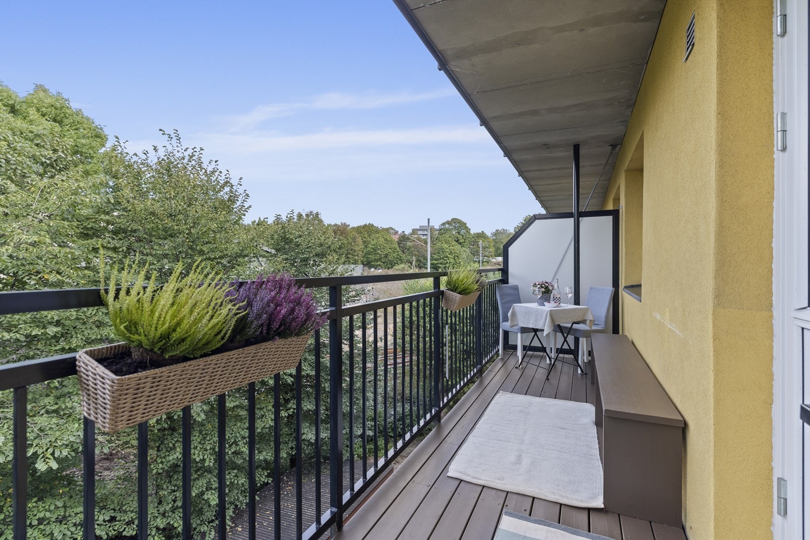 Fin plass til balkongmøbler og ifølge selger har man morgensol på sommeren, frem til ca. 12.00. Galleribilde