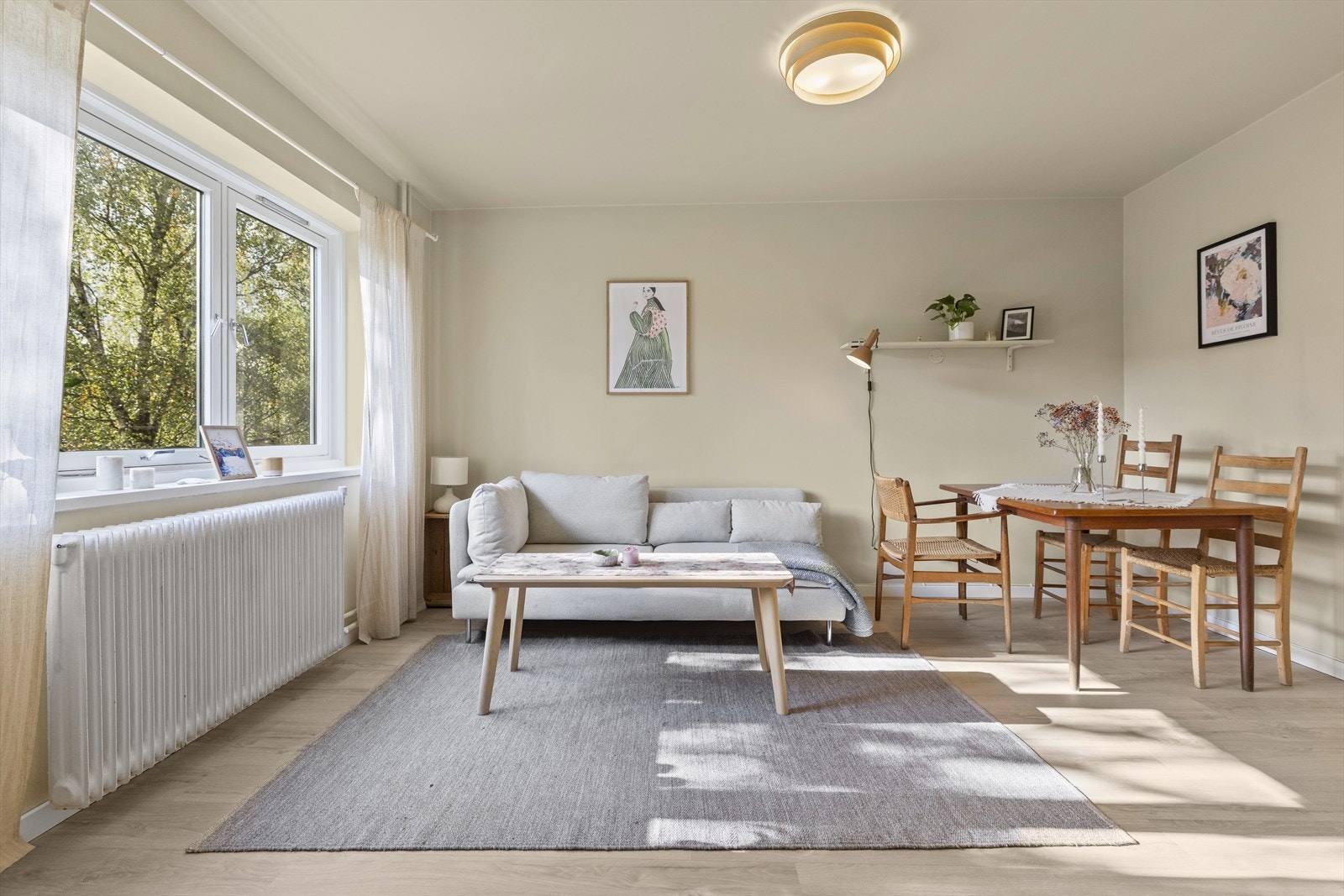 Stuen er det naturlige samlingspunktet i leiligheten og er et rom for avkobling og hygge. Galleribilde