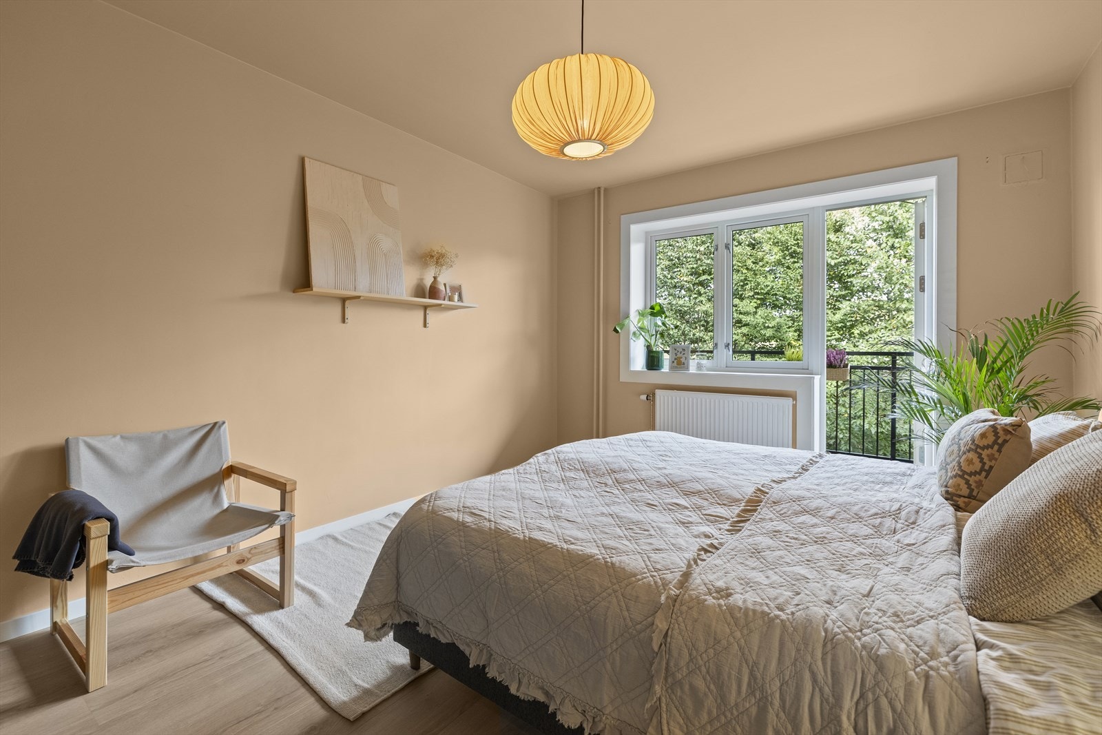 Stort og luftig soverom med god plass til stor dobbeltseng ,nattbord, kommode og annet ønsket møblement. Galleribilde