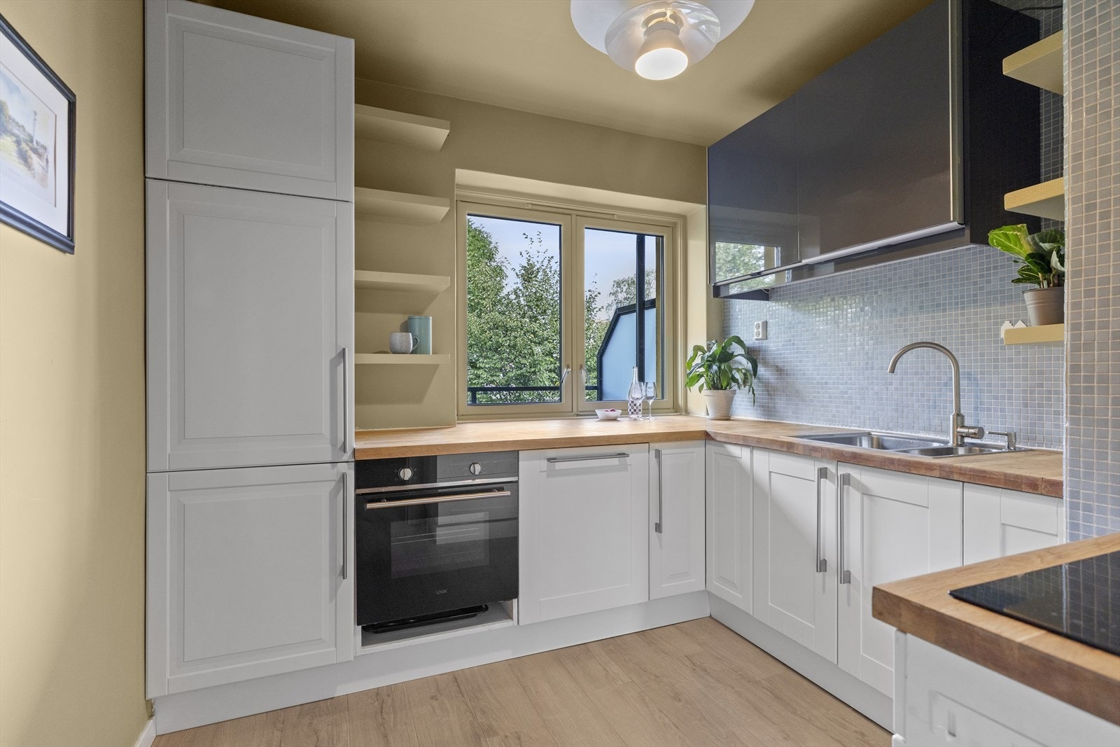 Separat og koselig IKEA-kjøkken med god oppbevaringsplass og smarte løsninger. Galleribilde