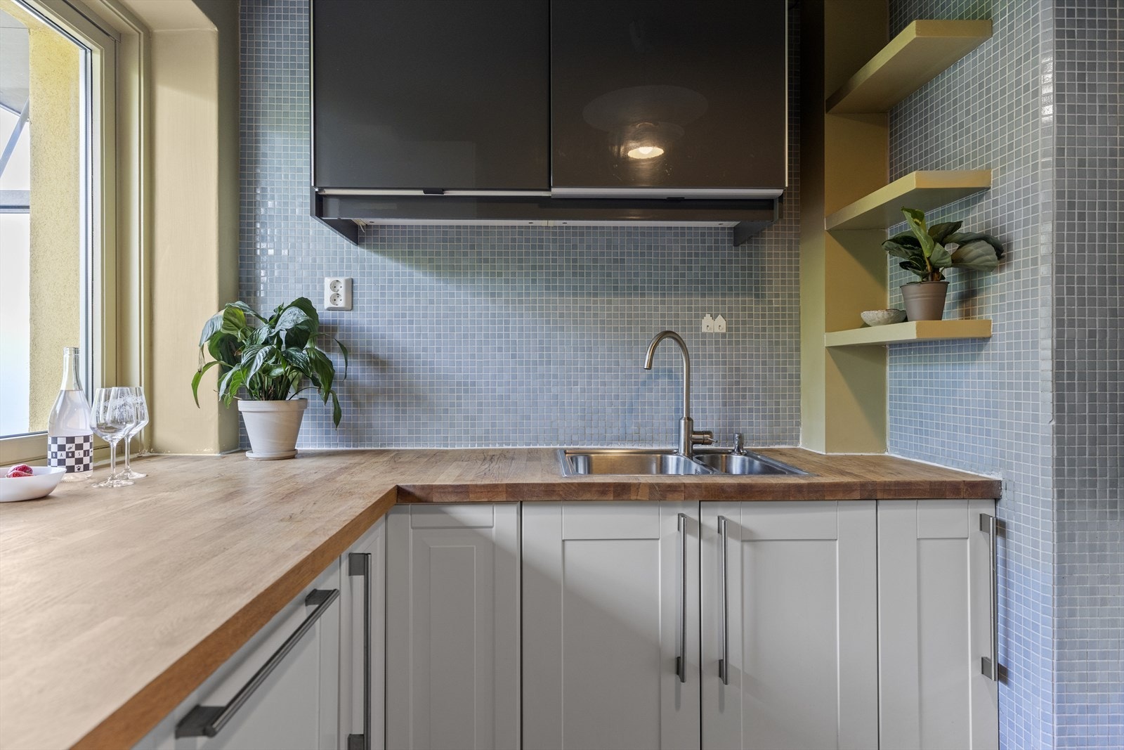 Montert komfyrvakt (utført av Sofienberg Elektro). Byttet ut enkelte kjøkkenfronter og satt inn nytt kjøleskap. Utført 2025. Galleribilde