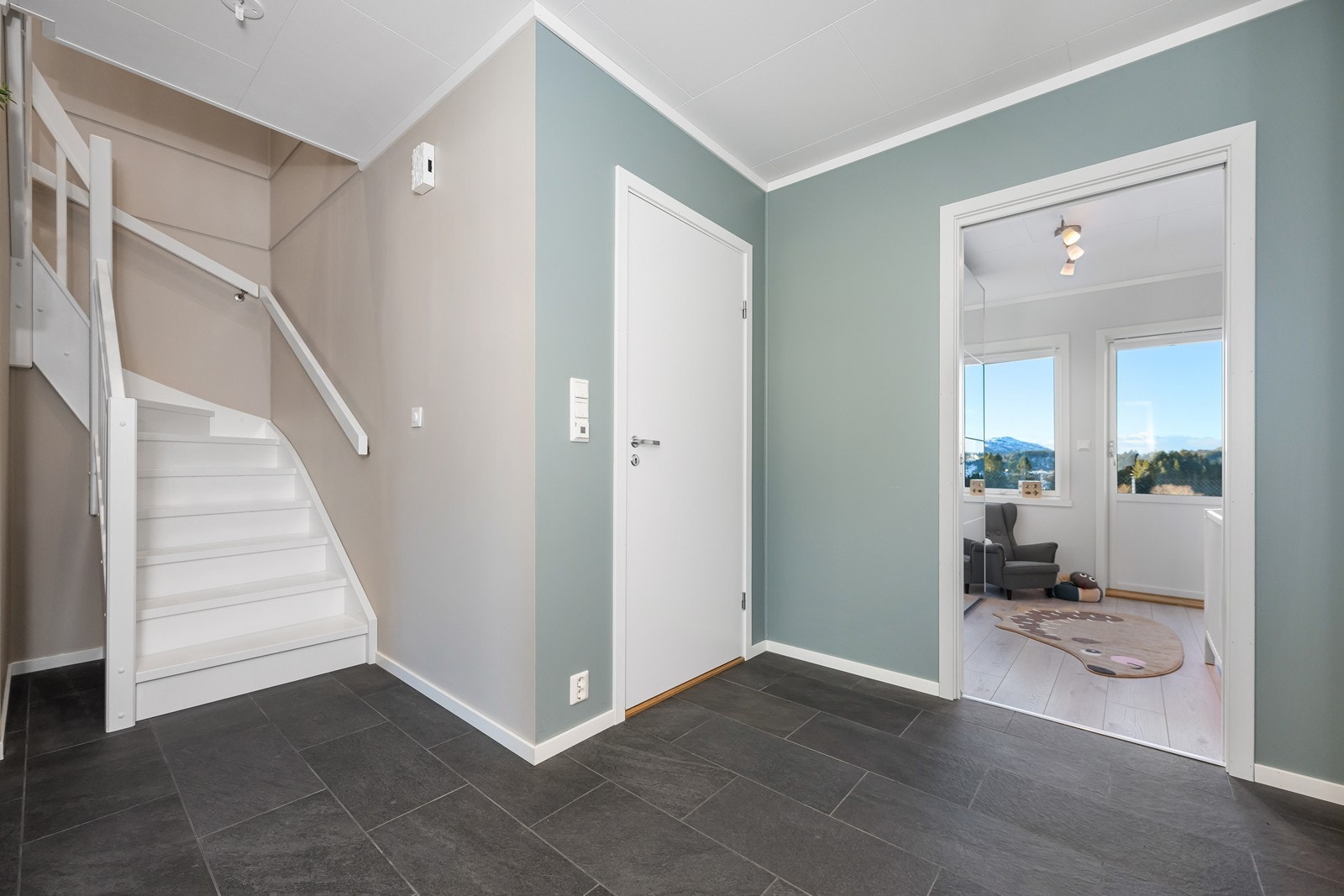 Herfra er det tilkomst til alle rom i denne etasjen. Her finner man hovedsoverom, barnerom, innvendig bod samt bad/vaskerom. Galleribilde