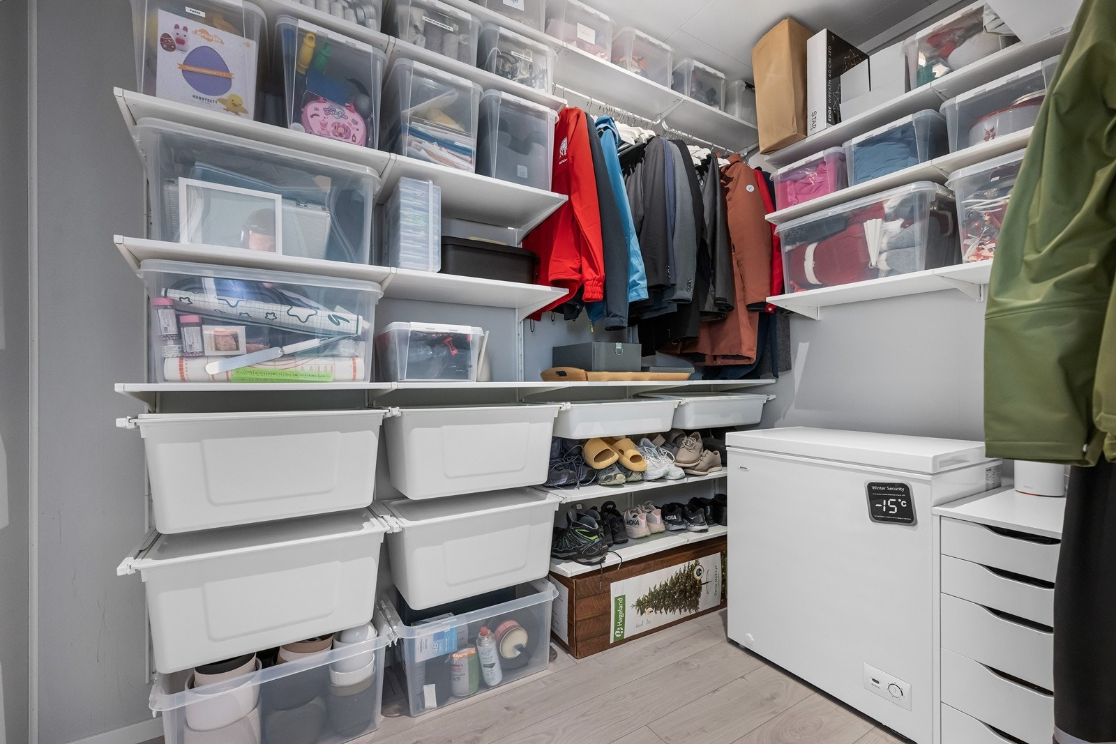 Fra entréen er det også tilkomst til en innvendig bod med god plass for oppbevaring også her. Galleribilde