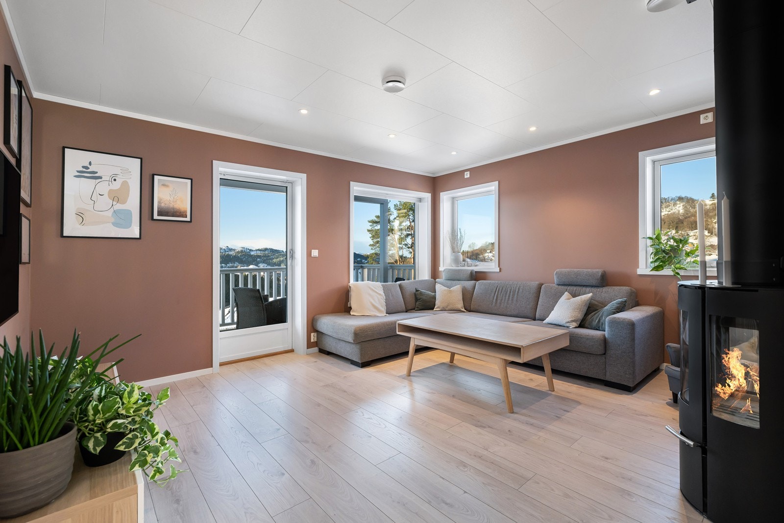 I overetasjen finner man en stor flott stue med åpen løsning mot kjøkkenet. Her er det rikelig med plass for stor sittegruppe for familien. Galleribilde