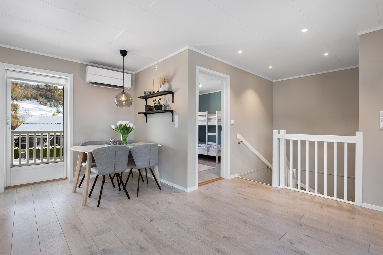 Det er god plass for kjøkkenbord i skille stue og kjøkken. Galleribilde