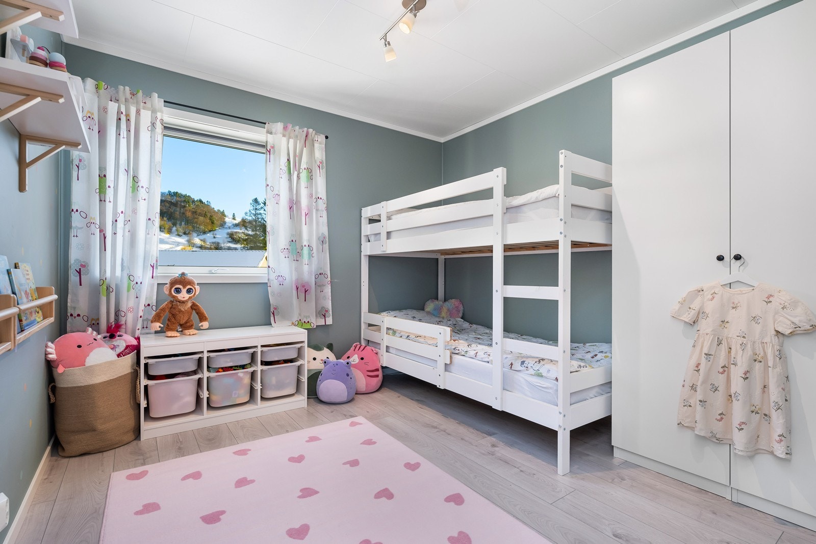 I overetasjen finner man 2 soverom til. Dette soverommet kan også passe som hovedsoverom om det ønskes. God plass for seng, garderobe og barnelek. Galleribilde