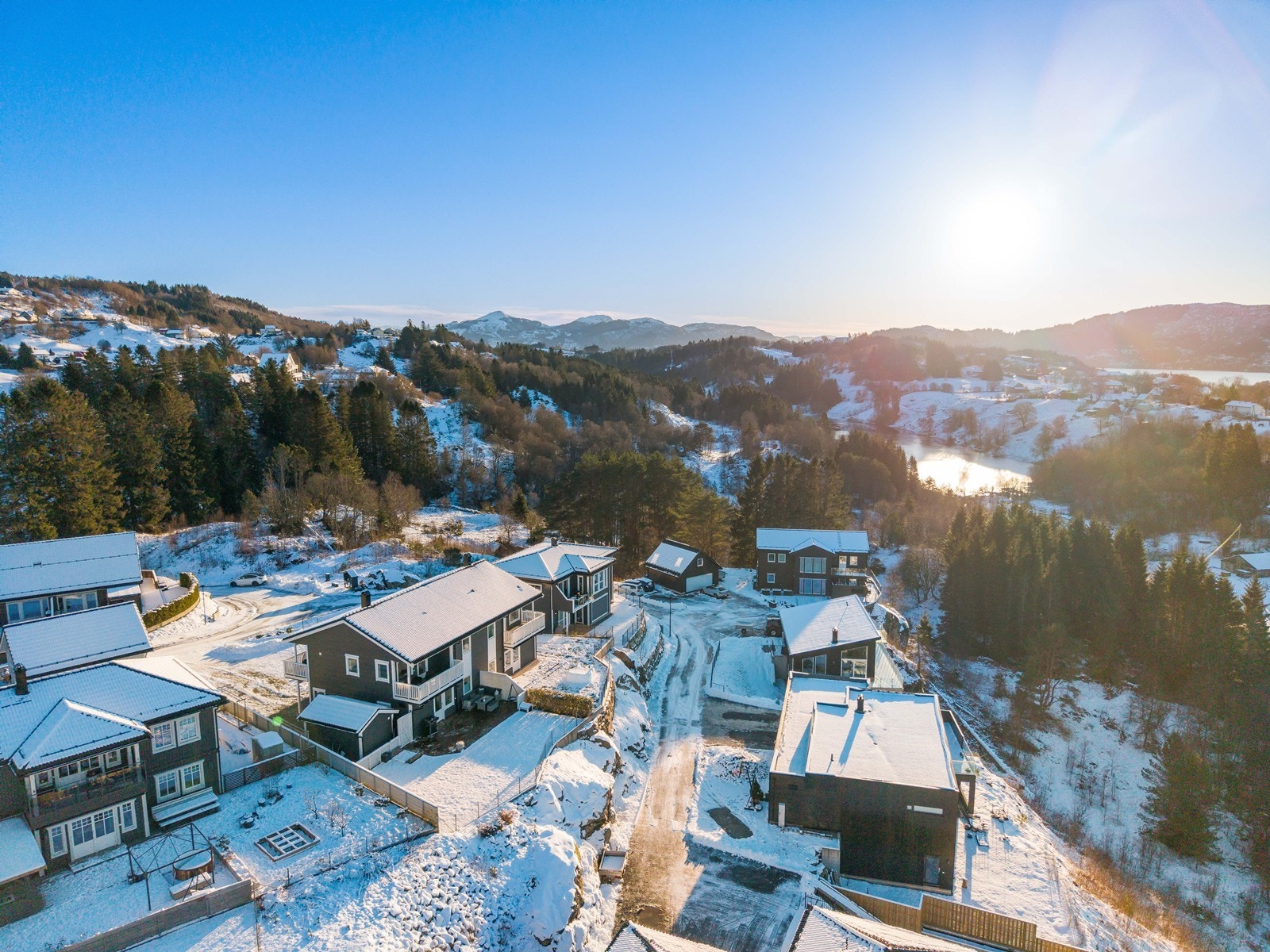 Boligen ligger høyt og fritt i et nyere boligfelt i Alversund. Fra eiendommen er det kort kjørevei til nye Alversund Skule, barnehager, dagligvarebutikk og bensinstasjon med mer. Galleribilde