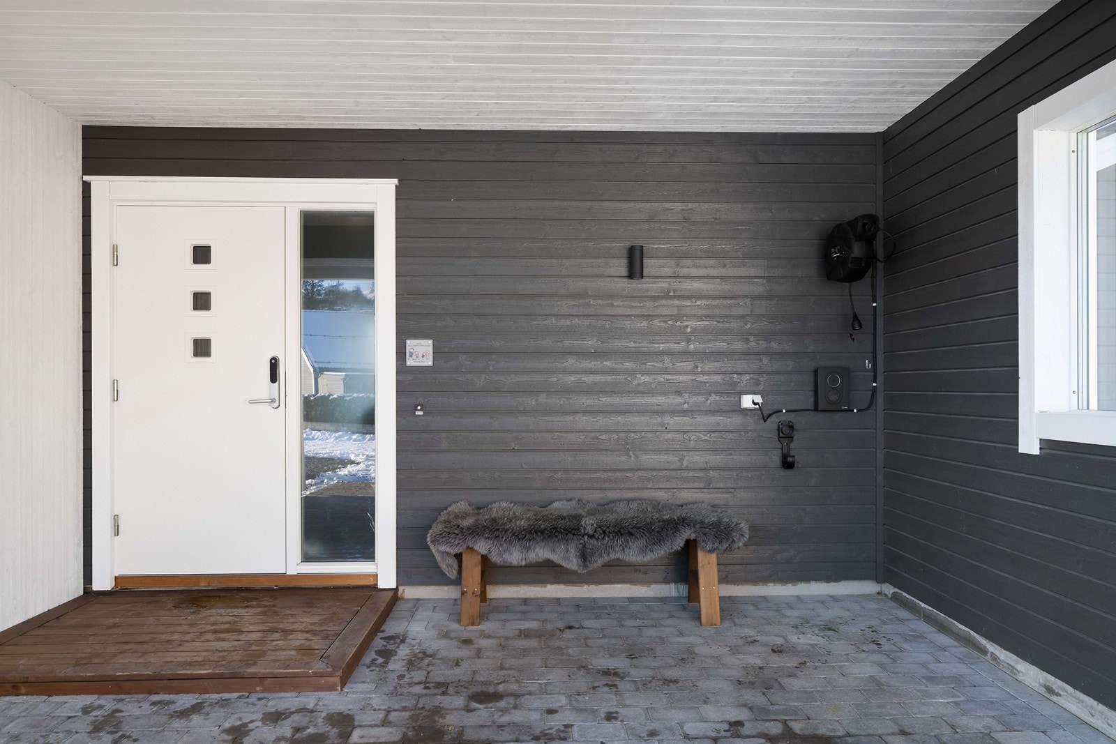 Her parkerer man bilen tørt under egen carport, hvor det er lagt opp for el-bil lading. Galleribilde