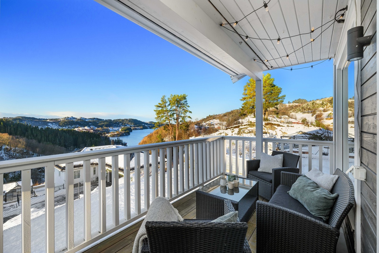 Her er det fint plass for utemøbler. Her nytes kveldssolen lengst og med utsikt til Kvamsvågen og over til Radøy. Galleribilde