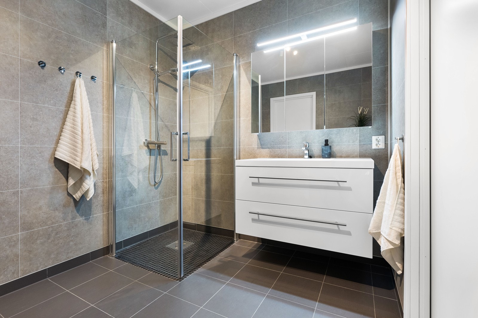 Lekkert hovedbad, med moderne innredning. Galleribilde