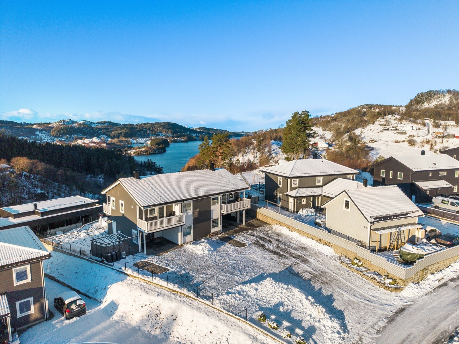 Her er det en romslig tomt, som gir stort gårdsrom for parkering og lek, samt flott hage og terrasse på fremsiden av huset. Galleribilde