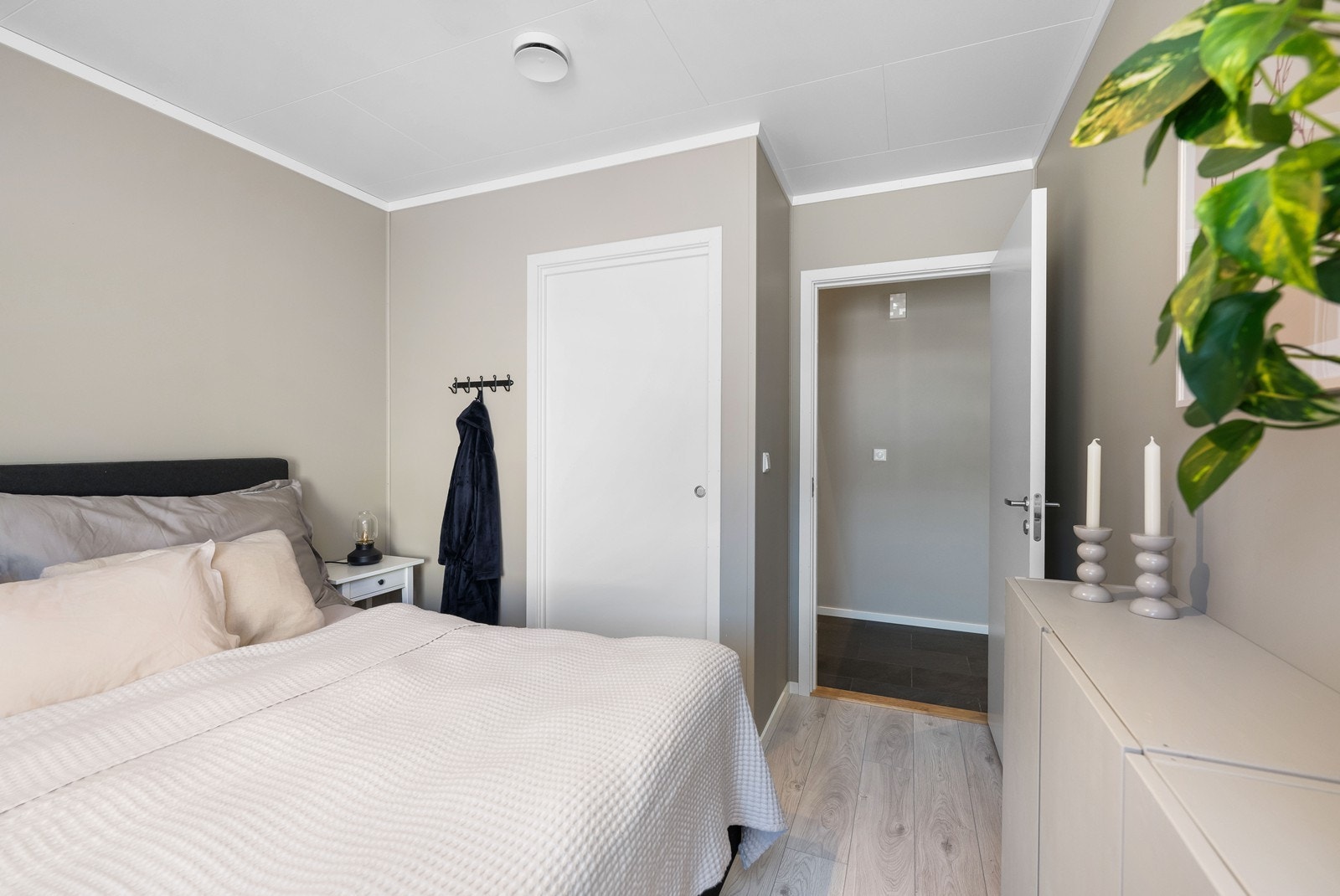 Skyvedøren i bildet skjuler ekstra lagringsplass under trappen. Galleribilde