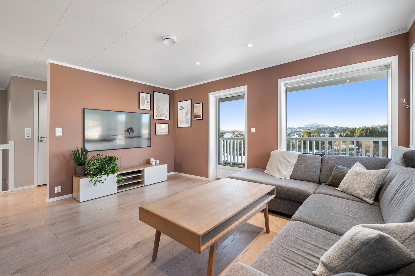 Herfra er det også utgang til balkong mot hagesiden. Galleribilde