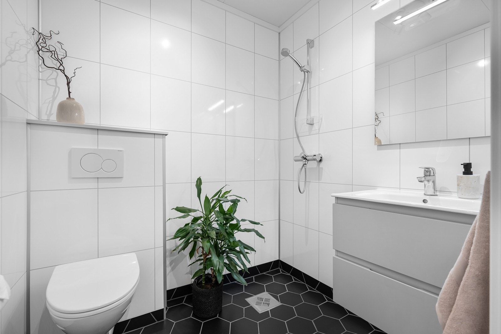 Også i denne etasjen er det et noe mindre, men fullverdig bad. Her er det innredet med vegghengt wc, servantinnredning med skuffer og veggdusj. Galleribilde