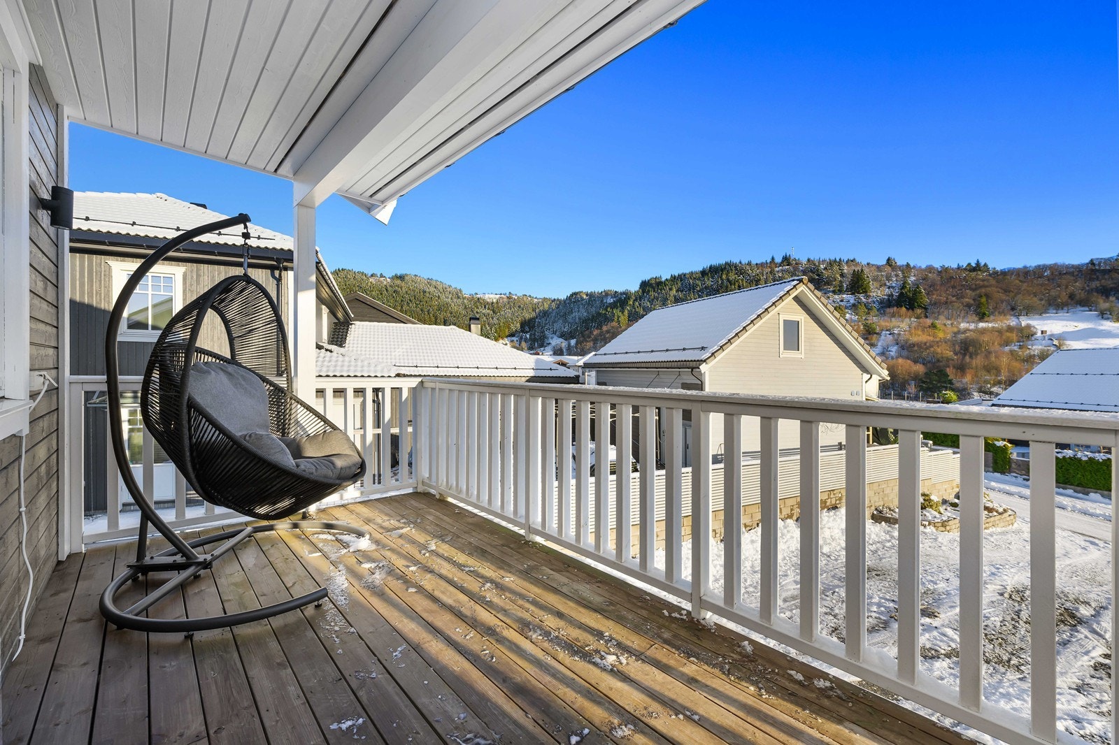 Fra kjøkkenet er det også utgang til egen altan. Her kan man følge med på barnas lek, mens middagen skal lages. Galleribilde