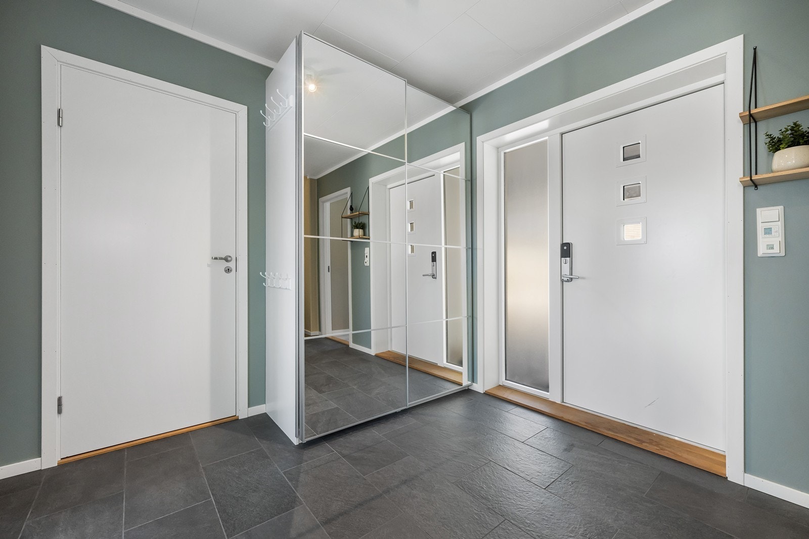 Velkommen inn! Stor entré/gang med god plass for alt av yttertøy. Galleribilde