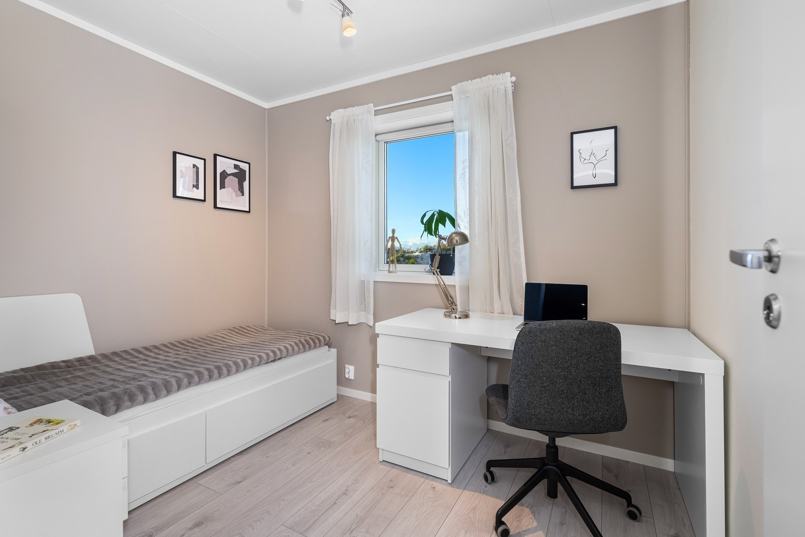 Soverom 2 i denne etasjen har fint plass for seng og evt garderobe med mer. Galleribilde