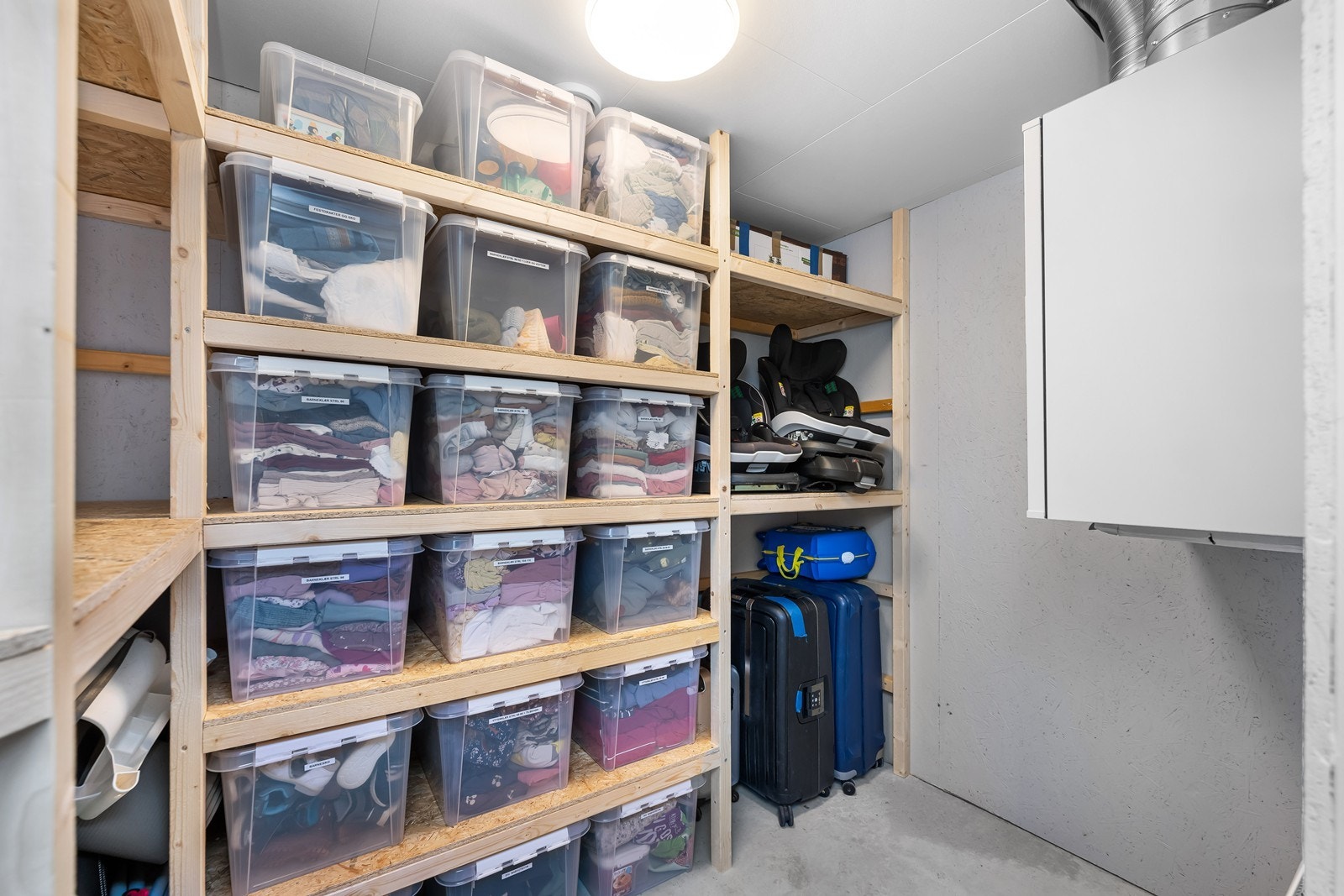 På siden av huset er det også inngang til utvendig sportsbod med god plass for oppbevaring. Galleribilde