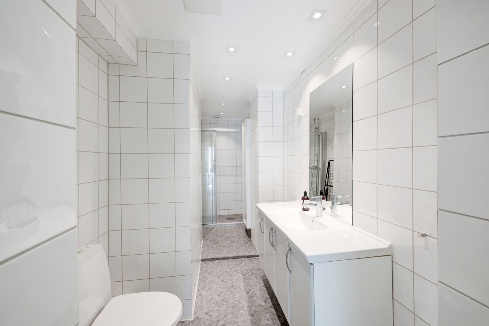 Romslig bad med opplegg til vaskemaskin Galleribilde