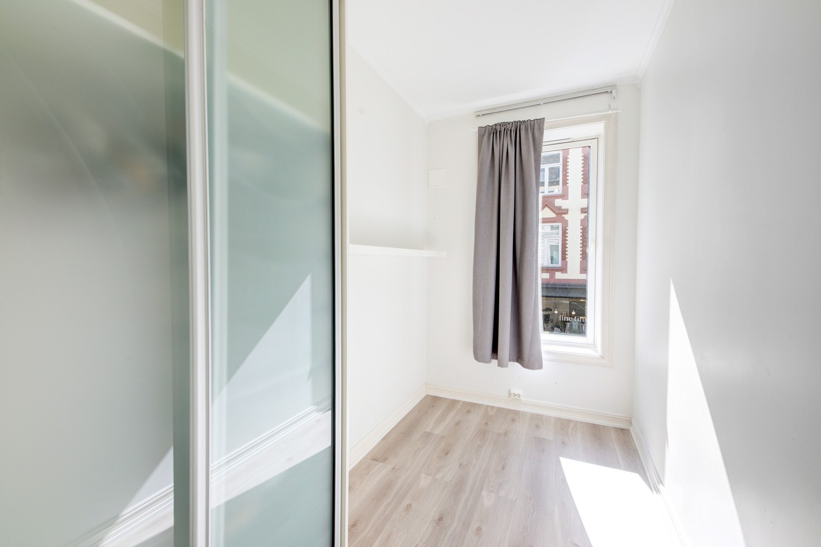 Soverom med garderobe vender mot rolige Grønnegata Galleribilde