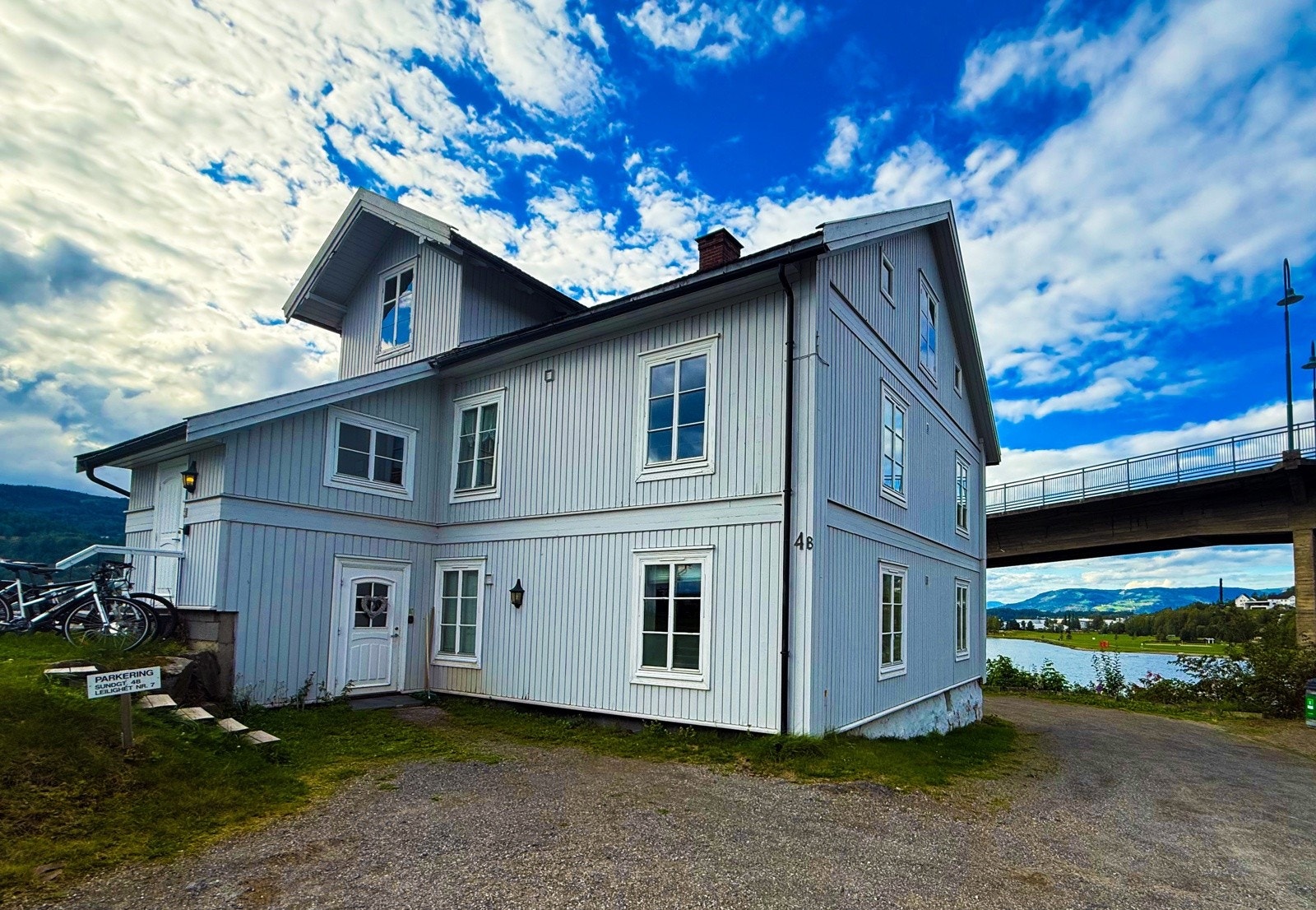 Leiligeten ligger cirka én kilometer nedenfor Lillehammer sentrum. Galleribilde