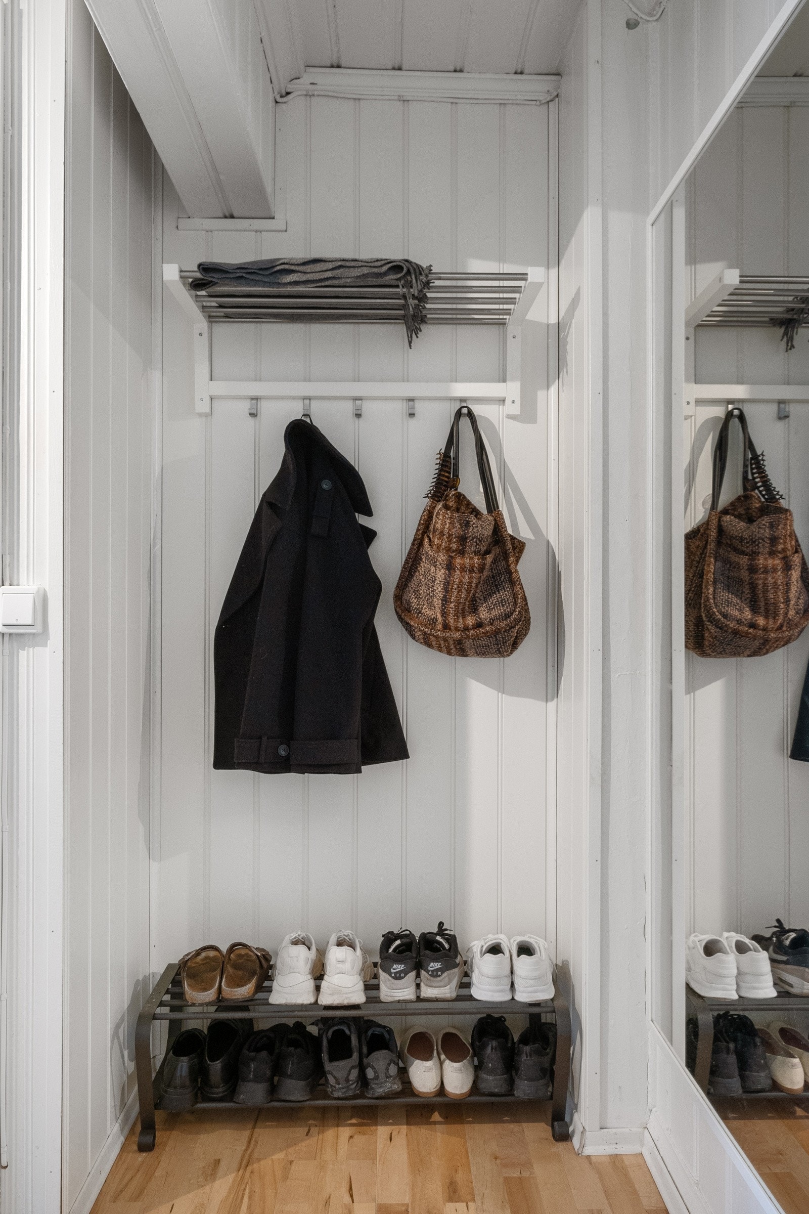 Plass for å sette fra seg sko & utetøy. Galleribilde