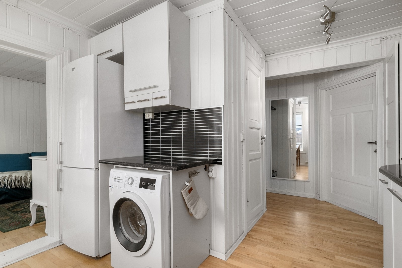 Det er opplegg for vaskemaskin på kjøkken, samt plass for frittstående kjøle-/fryseskap. Galleribilde