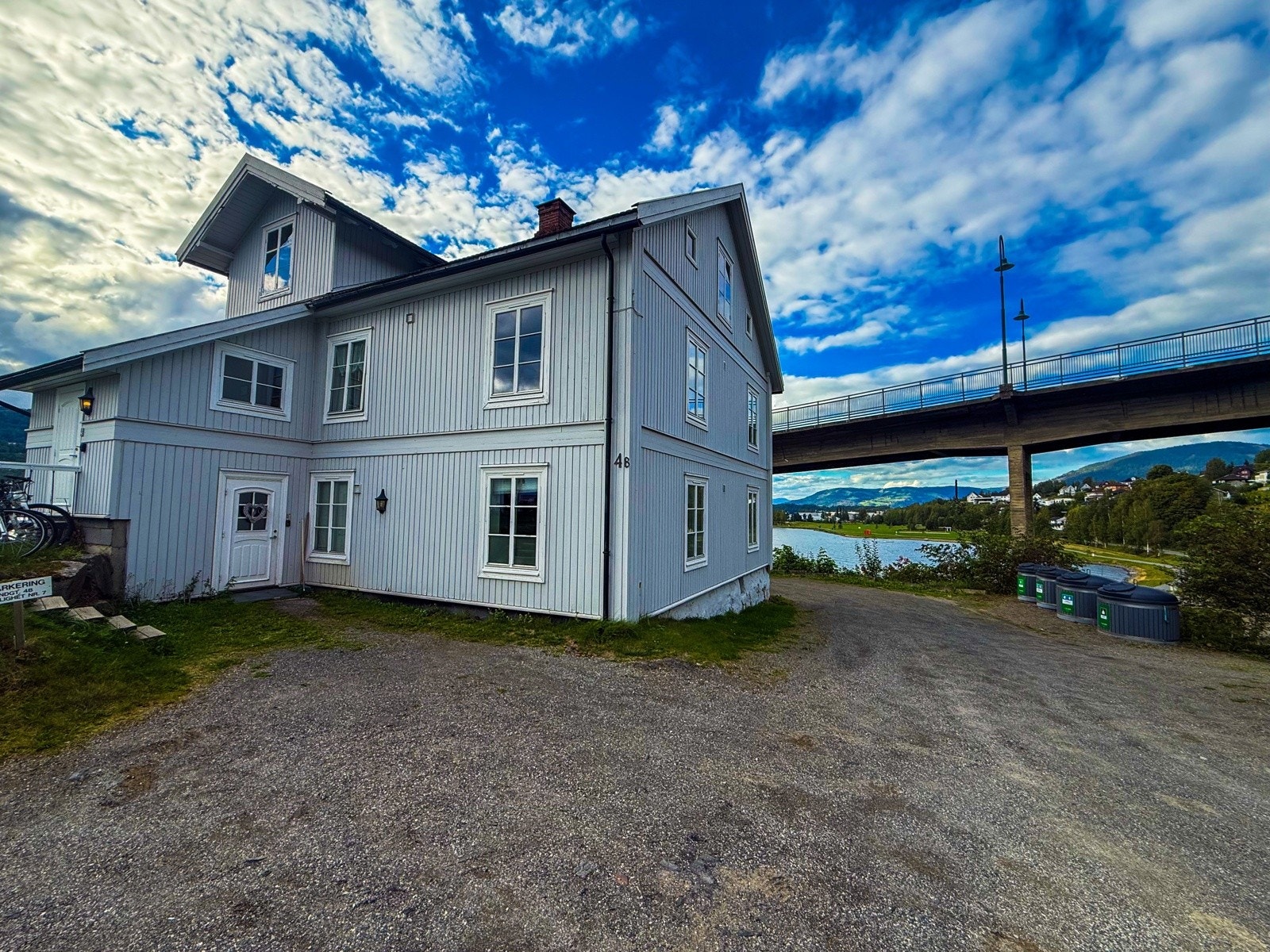 Leiligheten er en del av at mindre sameie med til sammen 8 boligseksjoner. Galleribilde