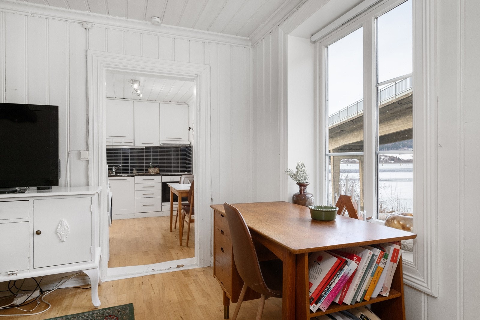 Vindu som slipper inn rikelig med lys & gir god atmosfære i leiligheten. Galleribilde