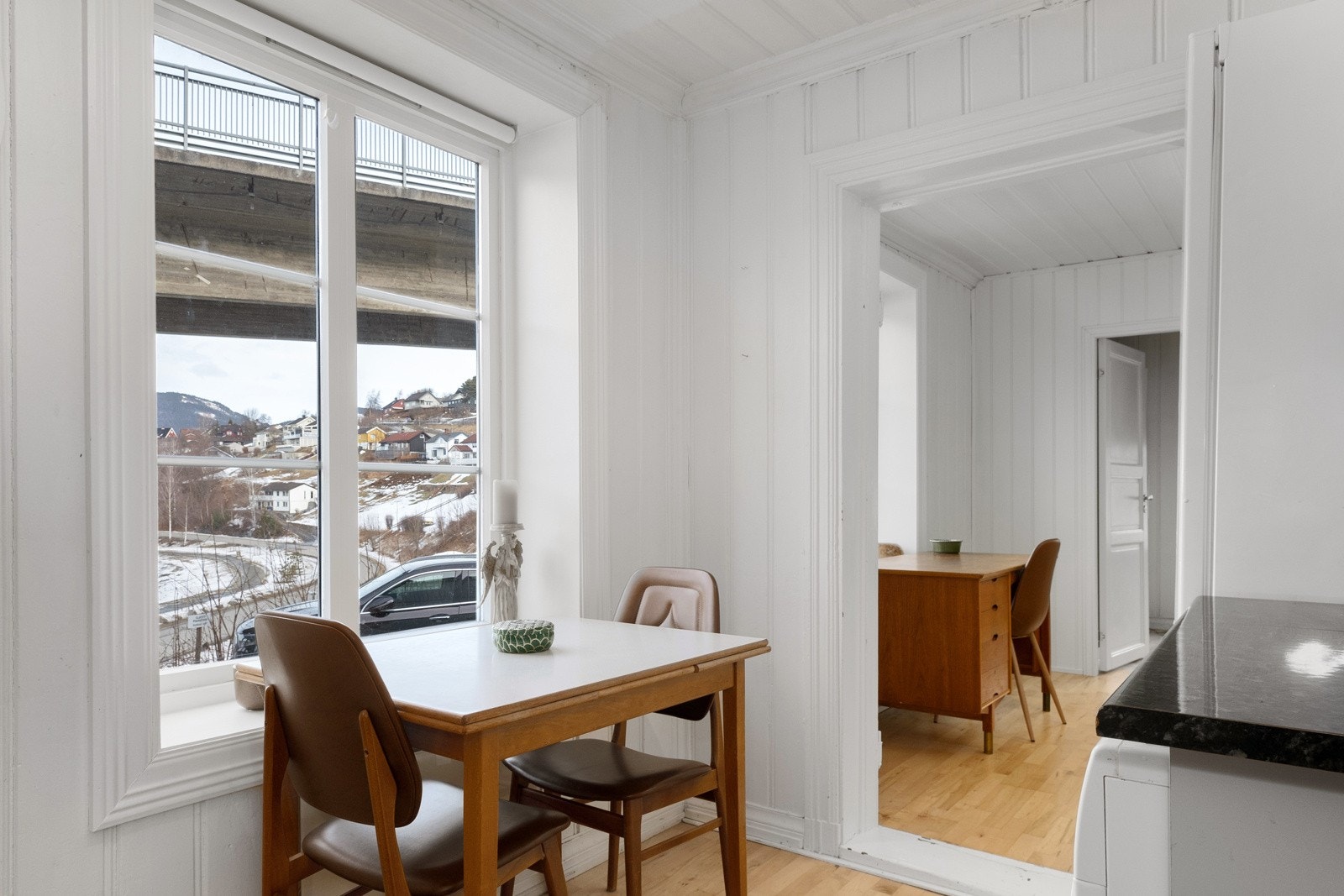 Fra kjøkken kan du bevege deg videre inn i stue. Galleribilde