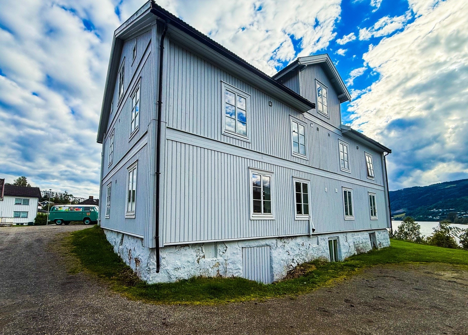 På få minutters gange tar du deg til strandpromenaden. Galleribilde