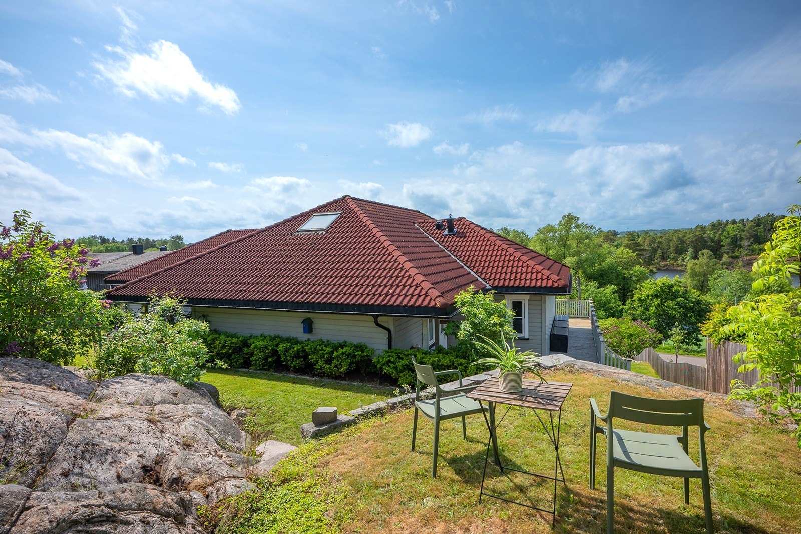 Veranda, takterrasse, uteplasser på bakkeplan og hagearealet gir ulike soner for utemåltider, avslapning og aktivitet. Galleribilde