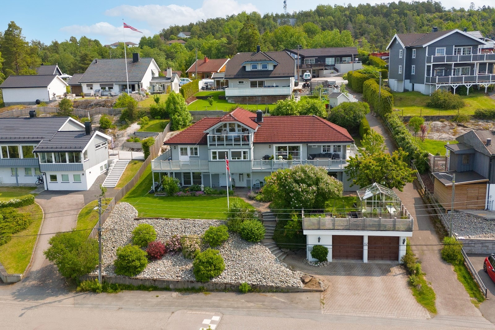 Velkommen til Eikaveien 17 formidlet av Nordvik v/Jacob T. Koren! Fotograf: Marie Waagan Galleribilde
