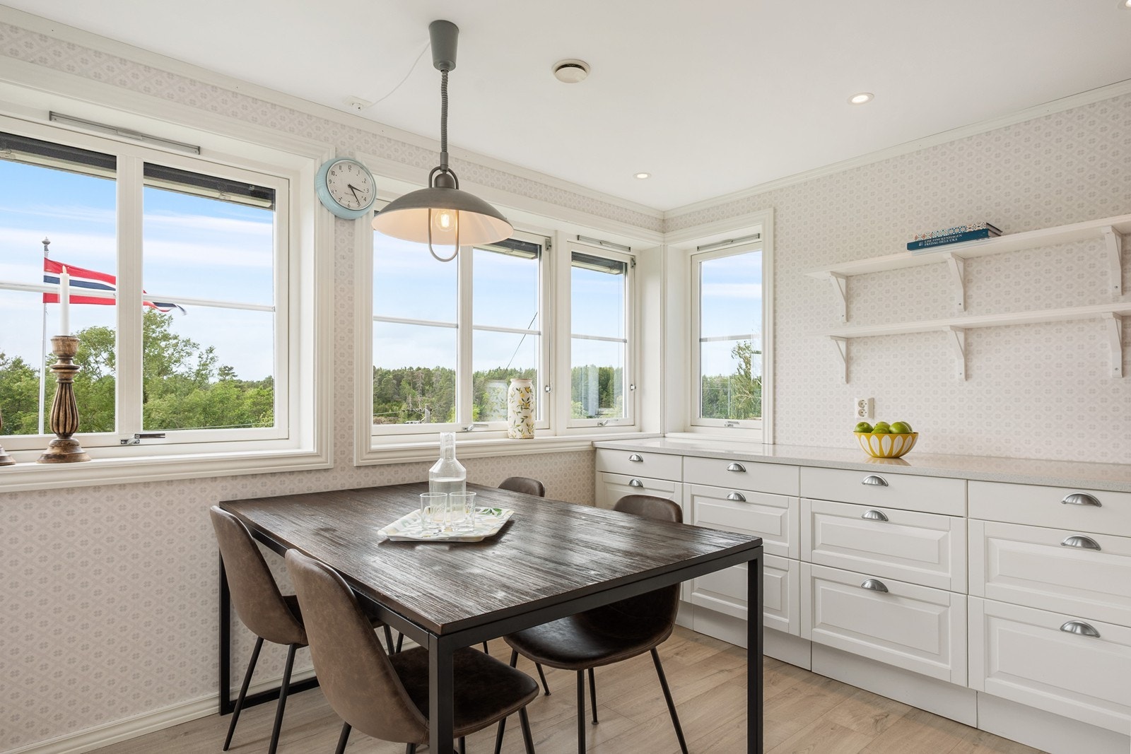 Innerst i rommet er det plass til hyggelig sone for spisebord med utsikt mot Vansjø. Galleribilde