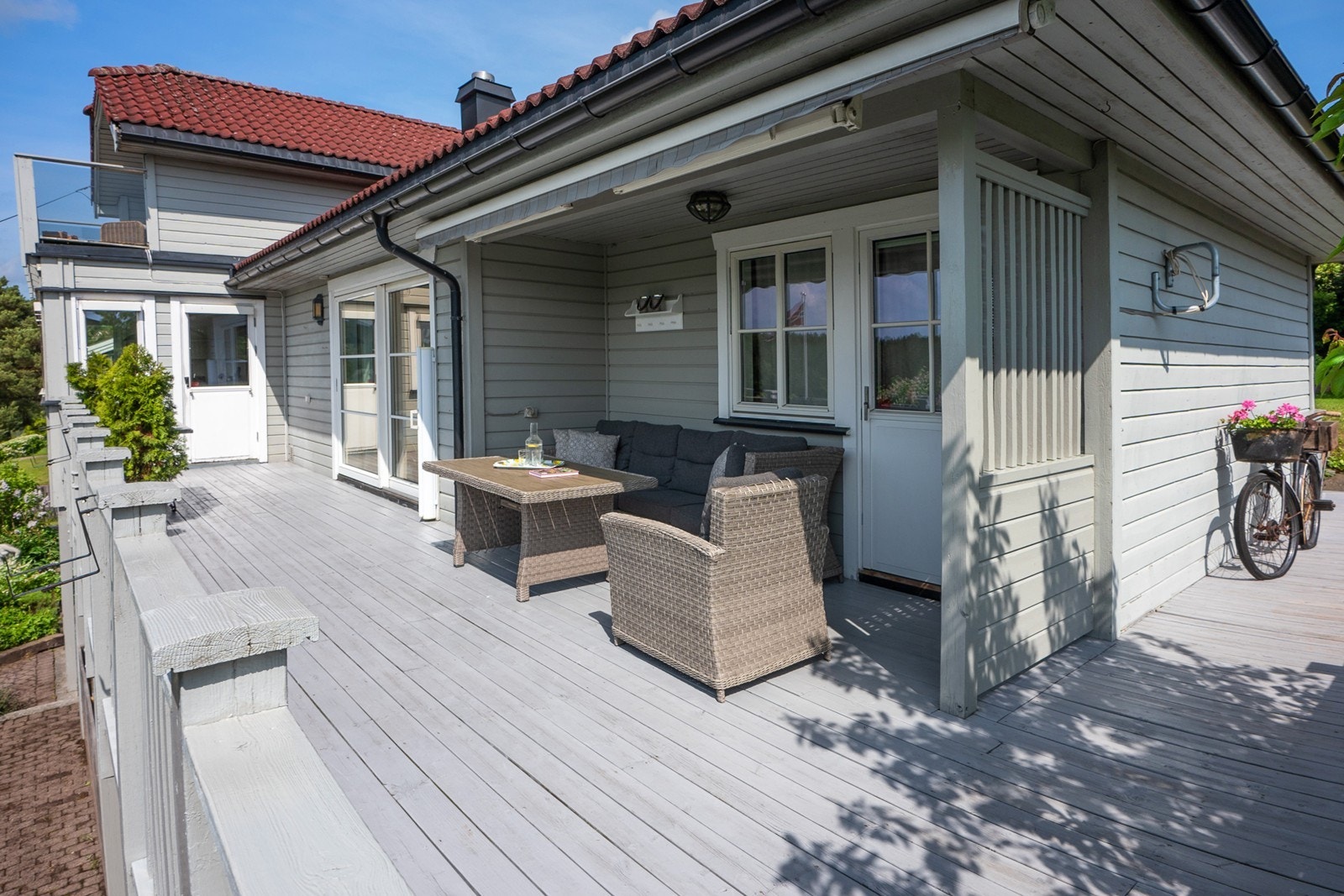 Veranda strekker seg rundt boligens vest-, syd- og østside med adkomst fra flere av boligens rom. Galleribilde