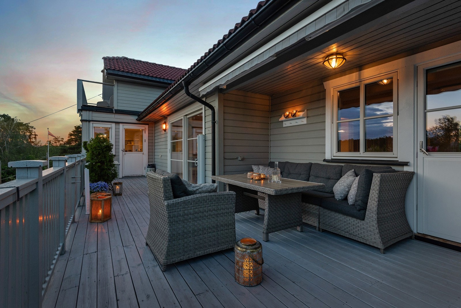 Markise sørger for solskjerming på varme ettermiddager og det er plass til flere soner med møblement. Galleribilde