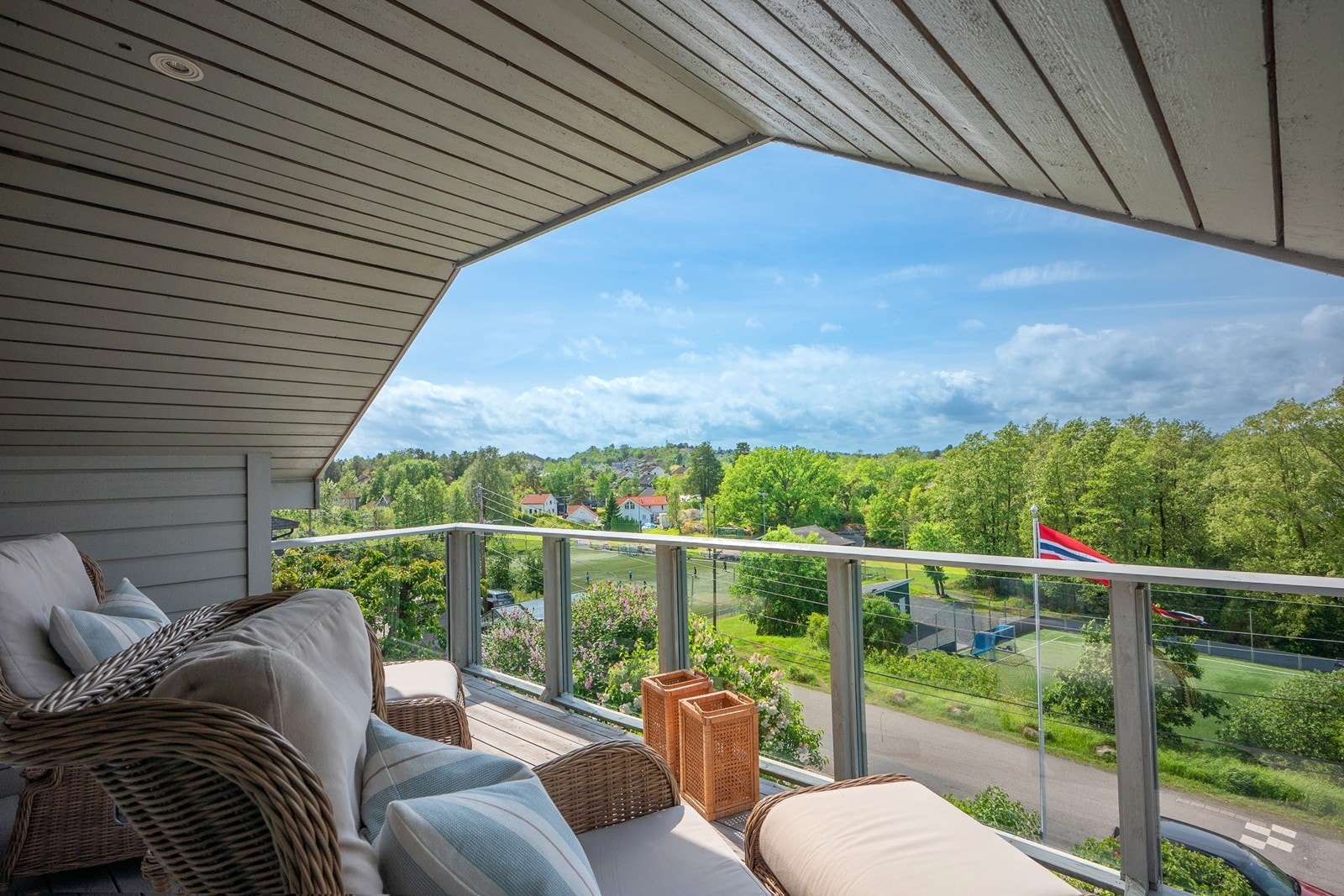 Fra loftstuen er det utgang til vestvendt takterrasse på 10 kvm med flotte sol- og utsiktsforhold, og stilrent glassrekkverk. Galleribilde