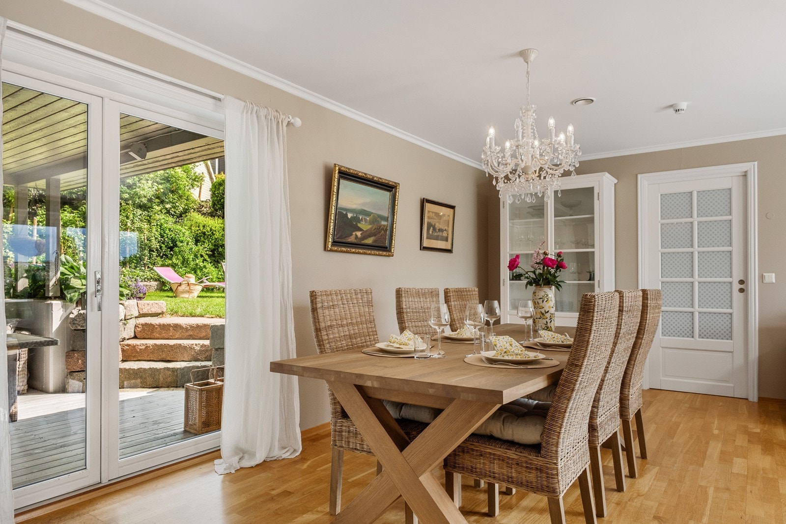 Ved dagens spisestue fører dobbel glassdør til sydøstvendt uteplass. Galleribilde