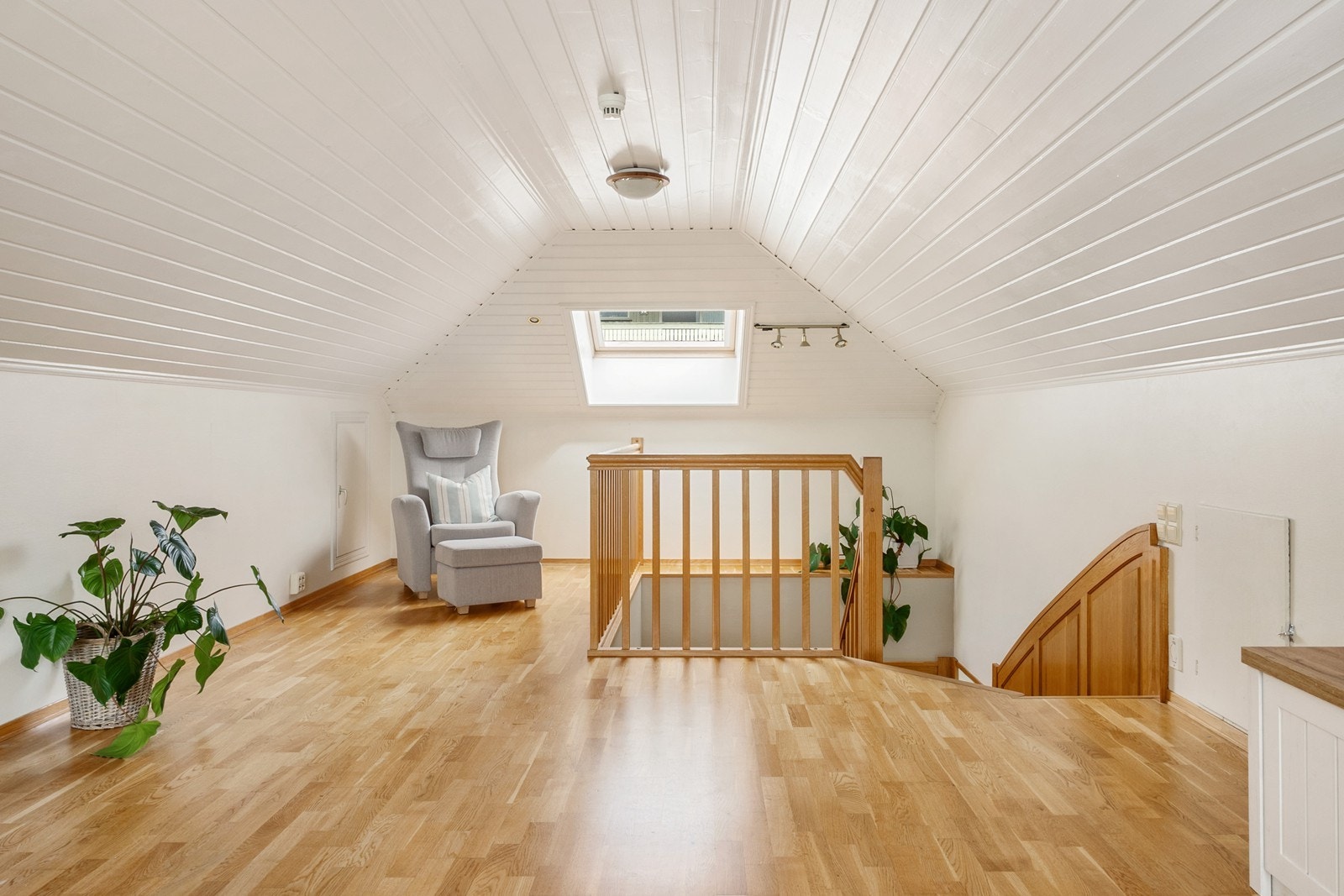 I motsatt ende fra terrassen har loftstuen et stort takvindu, og det er tilgang til kneloft for lagring. Galleribilde