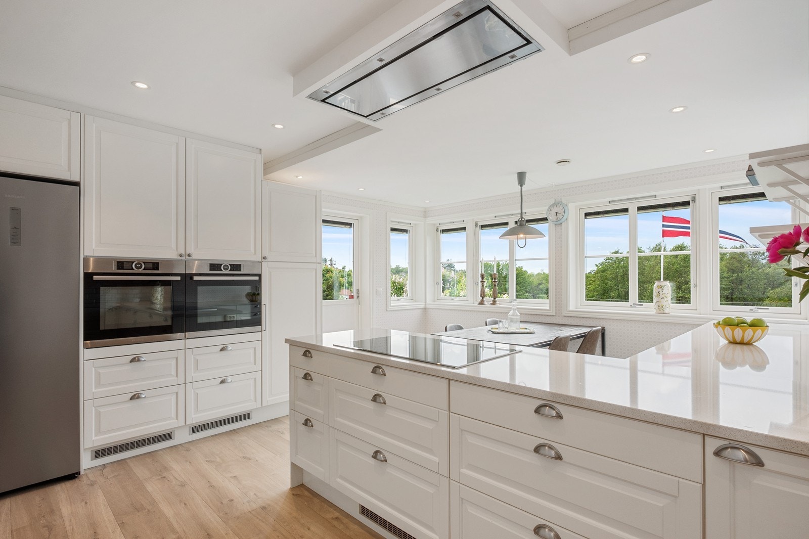 Det er god benk- og oppbevaringsplass; her kan både store og små bli med på matlagingen. Galleribilde